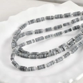 Detailansicht der 4x10mm gestreiften Millefiori-Glasperlen und silbernen Zwischenperlen - Schwarz Weiß Grau Streifen Stil (P-11)