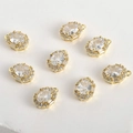 Dettaglio macro di ciondoli ovali in oro 14k con grappoli di zirconi cubici lucidi - Stile Ovale Oro 14K