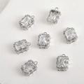 Vista macro di ciondoli in argento 14k con zirconi taglio smeraldo e piccoli cristalli brillanti - Stile Rettangolare Placcato Oro Bianco