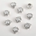 Vista macro del ciondolo in zirconia placcato oro 14k con alone per gioielli fai da te - Stile Esagonale Placcato Oro Bianco