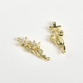 Dettaglio macro del ciondolo fiore foglia placcato oro 14k con zirconi e doppi anelli - 5# Connettore Fiore a Cinque Foglie Oro 14k