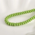 Detalle macro de cuentas de ábaco de vidrio verde claro de 5x8mm para joyería artesanal - Cuenta Ábaco Verde Porcelana