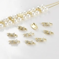 Dettaglio di perla a fiocco placcata in oro 14k con zircone per creazione gioielli DIY - Papillon Doppio Foro (12.4*3.8mm)