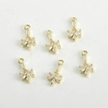 Détails macro de pendentifs nœuds plaqués or 14 carats avec oxydes de zirconium pour bijoux - Style Or 14K Zirconium Blanc
