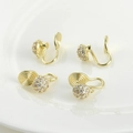 Dettaglio macro di clip per orecchie a U placcate oro 14k con pavé di zirconi bianchi scintillanti - Stile Clip Spirale Zirconia Tondo 3# / Oro 14K