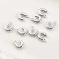Ciondoli a forma di U in metallo argento lucido con anellini per gioielli DIY - Lettera U (47#U) / 1 Pezzo / Argento