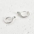 Detailansicht der silbernen Schlangen-Creolen mit grünen Steinen und Wellenstruktur - Kleiner Schlangen-Ohrring Silber (13.2x14.3mm)