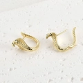 14k vergoldete Cobra-Schlangen-Ohrringe mit Schuppenstruktur auf weißem Stein - Großer Schlangen-Ohrring Gold (18.3x17.7mm)
