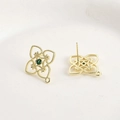 Detail von 14k vergoldetem Kleeblatt-Ohrstecker mit grünem Stein und DIY-Öse - Gold