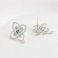 14k vergoldete Kleeblatt-Ohrstecker mit grünem Zirkon und kleiner Aufhängeschleife - Silber
