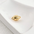 Dettaglio di una chiusura magnetica placcata oro 14K per gioielli su base bianca - Oro 18k (10.3*6mm)