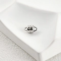 Vista macro di una chiusura magnetica in argento lucido per gioielli su base bianca - K Bianco (10.3*6mm)