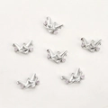 Dettaglio di sei ciondoli a gru origami in oro 14k con pietre di zircone rosa - Argento