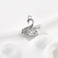 Vue macro d'un pendentif cygne en or 14k avec zircone rose pour bijoux artisanaux - Style Argenté / Argent avec Zircone Blanche