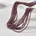 Makro-Detail von 2 mm lila Katzenaugen-Glasperlen für DIY-Schmuck und Perlenstickerei - Hellvioletter Katzenaugen-Stil