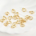 Primer plano de conectores de bucle trenzado en oro de 14K con copas de perlas para joyería - Estilo Liso / Chapado en oro 18K