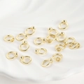 Vista macro de conectores de oro de 14k para la creación de joyas artesanales - Estilo Liso / Chapado en oro 14K