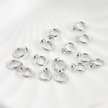 Vista macro detallada de anillas de conexión trenzadas bañadas en oro 14k para joyería - Estilo Liso / Oro blanco