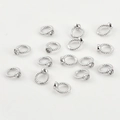 Vista de detalle de anillos de conexión plateados trenzados para bisutería hecha a mano - Estilo de Punto de Ochos / Oro blanco