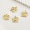 Gros plan de pendentifs bretzel en cœur plaqués or 14k avec texture spirale pour bijoux DIY - Style Cœur Corde Torsadée 14k / Or 14K
