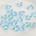 Nahaufnahme hellblauer Glasperlen in Herzform für DIY-Schmuck und Bastelprojekte - Himmelblaues Herz