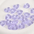 Makroaufnahme von lila transparenten Herzperlen für DIY-Schmuck mit Mittelloch-Detail - Hellviolettes Herz