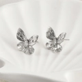 Detail van zilveren vlinder oorbellen met zirkonia en ophanglussen voor DIY-sieraden - Zilver