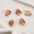 Makro-Detail von fünf facettierten rosa Kristall-Herzanhängern mit edler Goldbeschichtung - Wassermelonenquarz Herz
