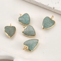 Détail de pendentifs cœur en amazonite avec bordure dorée pour la création de bijoux - Cœur Amazonite