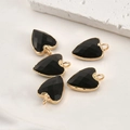 Détail de cinq pendentifs coeur en cristal noir facetté avec bords en métal doré - Cœur Obsidienne