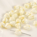 Cremeweiße herzförmige Glasperlen mit gelber Marmorierung für DIY Schmuckherstellung - Herz / 5er-Pack / Milchweiß