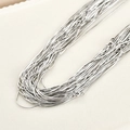 Macro detail van glanzende zilveren slangenkettingen voor het maken van sieraden - Wit K Slangenketting (1.0mm x 45cm)