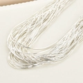 Macro-detail van zilveren slangenbotkettingen met dichte textuur en een glanzende afwerking - Dikke Zilveren Slangenketting (1.0mm x 45cm)