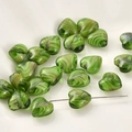 Makro-Detail von 12mm Herz-Glasperlen mit grüner Spiralstruktur für DIY-Schmuck - Herz / 5er-Pack / Grün