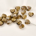 Macro-detail van hartkralen met bruin marmerpatroon en gaatjes voor het maken van sieraden - Hart / Set van 5 / 9# Koffiebruin