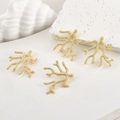Dettaglio di quattro ciondoli a ramo di corallo placcati oro 14k per gioielli fai da te - Ramo di Corallo Oro 14k (25*27.3mm)