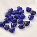 Macro shot van blauwe hartvormige glazen kralen met golfstructuur voor DIY sieraden maken - Hart / Set van 5 / 11# Koningsblauw
