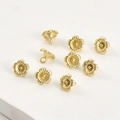 Dettaglio dei ciondoli a fiore a cinque petali placcati oro 14k con finitura opaca - Circa 8.3x6.6mm / Fiore Piccolo Oro Opaco