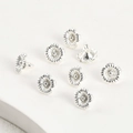 Dettaglio di 8 ciondoli a fiore d'argento con placcatura 14k per la creazione di gioielli DIY - Circa 8.3x6.6mm / Fiore Piccolo Argento Spesso