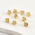 Dettaglio di ciondoli floreali placcati in oro 14k per creazione di gioielli e collane - Fiore Appuntito Oro 14K
