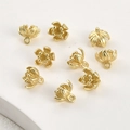 Dettaglio di ciondoli a fiore placcati in oro opaco con ganci per creazione gioielli DIY - Fiore Appuntito Oro Opaco