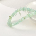 Macro-opname van muntgroene schelpkralen voor DIY-sieraden en handgemaakte accessoires - Lichtblauw