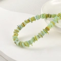 Vista macro de cuentas de concha plana de colores verde y amarillo para joyas DIY - Verde amarillento