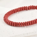 Makro-Detail von roten scheibenförmigen Lavasteinperlen für DIY Schmuckdesign - 4*8mm / Rot