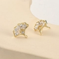 Vue macro de clous d'oreilles feuille de ginkgo dorés 14k sertis de zircons cubiques - Or 14 carats