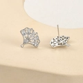 Détail macro de la boucle d'oreille éventail argentée sertie de zircons avec anneau de suspension - Or blanc