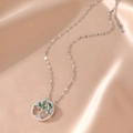 Zilveren levensboom ketting met groene en witte zirkonia op champagnekleurige zijde - Levensboom Stijl (A Stijl)