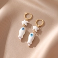 Orecchini in ceramica a forma di stella marina e pesce con perle su seta pregiata - Bianco