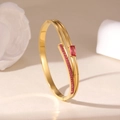 Dettaglio del bracciale in acciaio placcato oro 18K con pietre rosse e rosa - Stile Gemma Quadrata Rosa