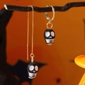 Orecchini asimmetrici a teschio di Halloween con catena dorata e cerchio - Bianco